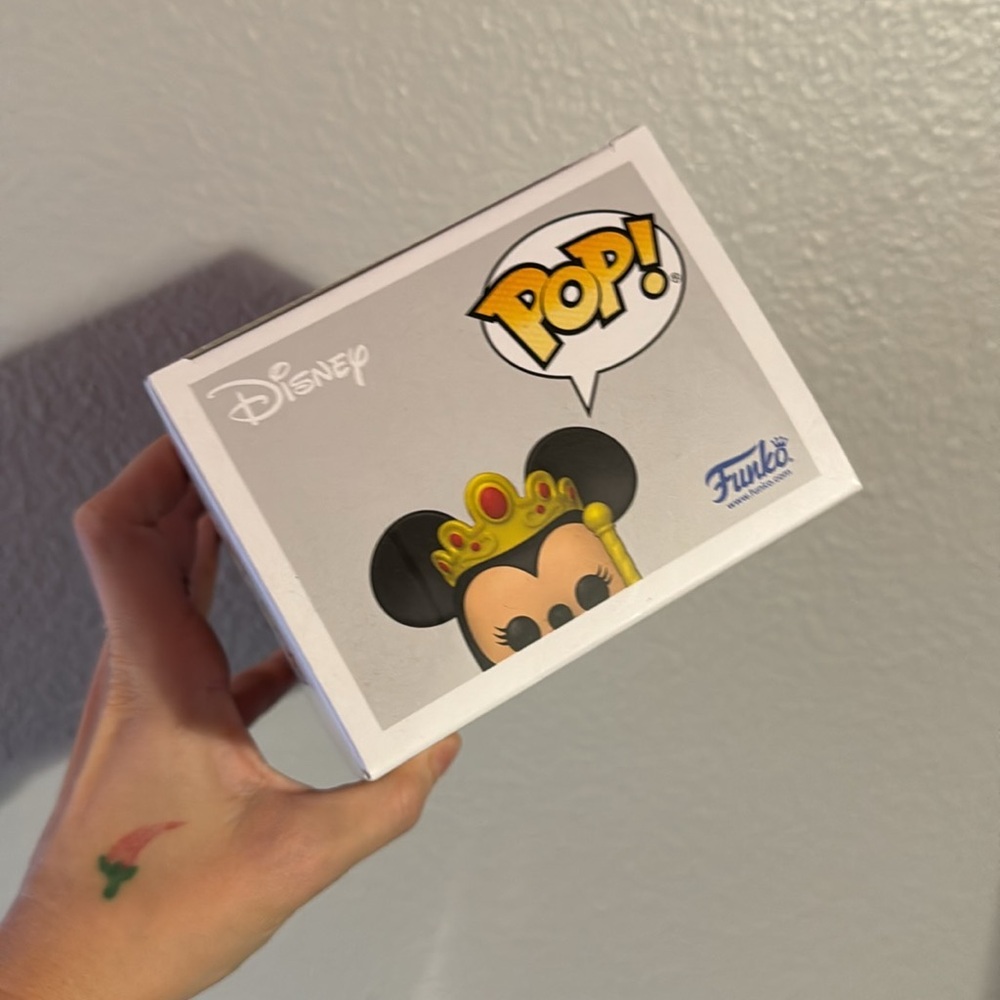 Minnie Mouse on the Carousel funko pop - Picture 2 of 6